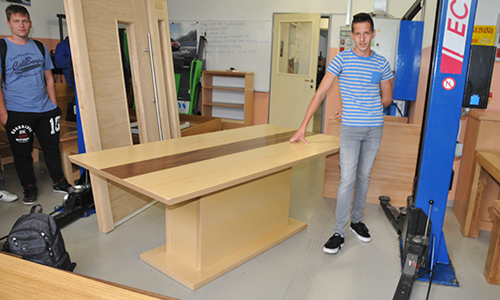 Zaključni izdelek - jedilniška miza in vhodna vrata