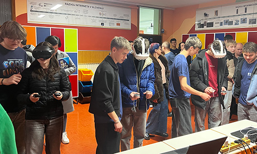 Osnovnošolci preizkušajo aplikacijo »Code in VR«