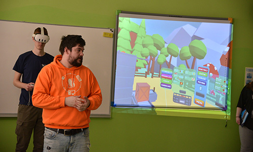 Profesor predstavlja aplikacijo staršem in osnovnošolcem