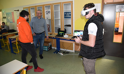 Preizkus aplikacije Code in VR v virtualni resničnosti in reševanje algoritmičnih izzivov