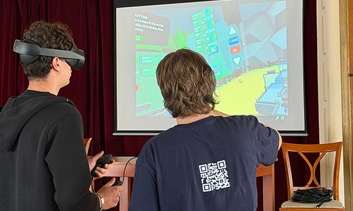 Usmerjanje in pomoč dijakom pri prvih korakih v virtualnem okolju Code in VR
