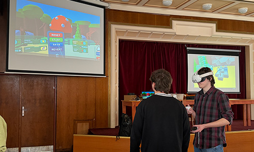 Dijaki so skozi praktični preizkus spoznavali način učenja z aplikacijo Code in VR