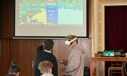 Dijaki SPŠE Košice med samostojnim preizkušanjem aplikacije Code in VR