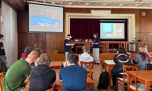 Demonstracija uporabe aplikacije Code in VR pred več kot sedemdesetimi dijaki in profesorji