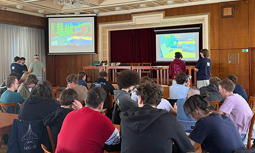 Dijaki SPŠE Košice med preizkušanjem aplikacije Code in VR