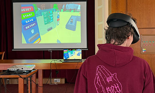 Reševanje programerskih in algoritmičnih izzivov v virtualnem okolju