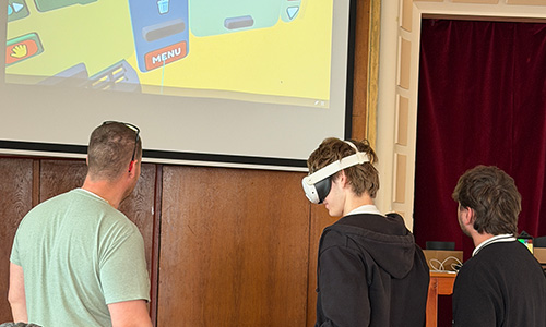 Dijaki SPŠE Košice so aplikacijo Code in VR lahko tudi sami preizkusili