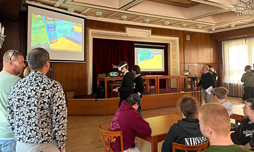 Praktično preizkušanje aplikacije Code in VR med predstavitvijo na SPŠE Košice