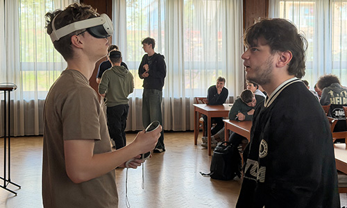 Spoznavanje virtualnega okolja in reševanje izzivov v aplikaciji Code in VR