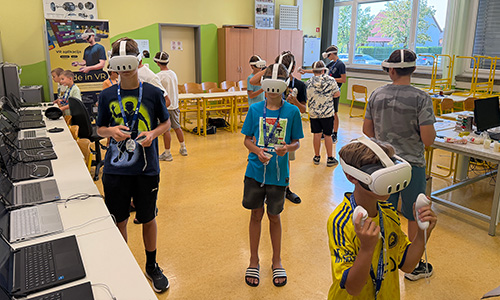 Sočasno preizkušanje različnih izzivov aplikacije Code in VR