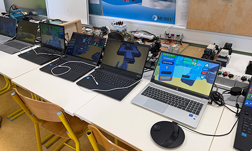 Različni izzivi in virtualna okolja, ki jih učenci spoznavajo v aplikaciji Code in VR