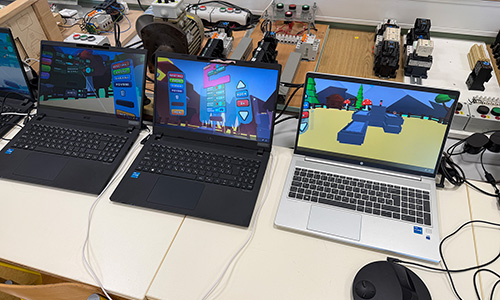 Del virtualnih okolij in programerskih izzivov, pripravljenih v aplikaciji Code in VR