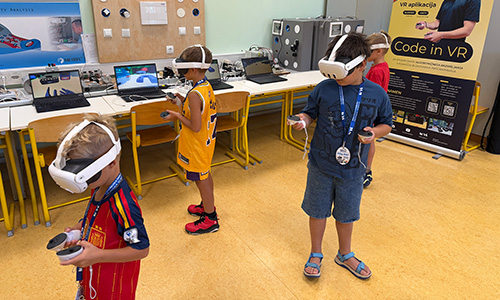 Vsak učenec je lahko v svojem tempu raziskoval različne izzive aplikacije Code in VR