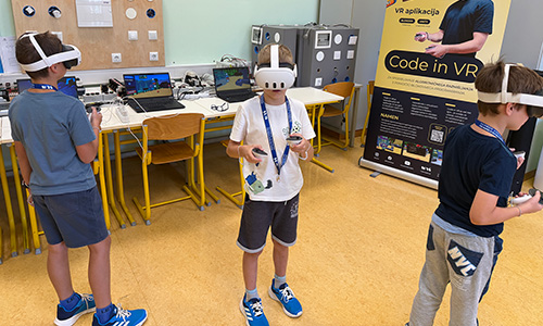 Učenci med raziskovanjem različnih virtualnih okolij in programerskih izzivov
