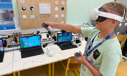 Od virtualnega sveta do rešitve – učenec med sestavljanjem pravilnega zaporedja ukazov v aplikaciji Code in VR