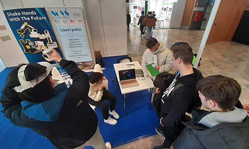 Preizkušanje VR aplikacije obiskovalcev stojnice