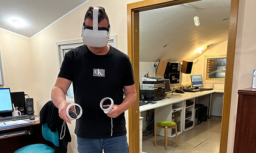 Navdušeno preizkušanje VR aplikacije po snemanju radijskega prispevka