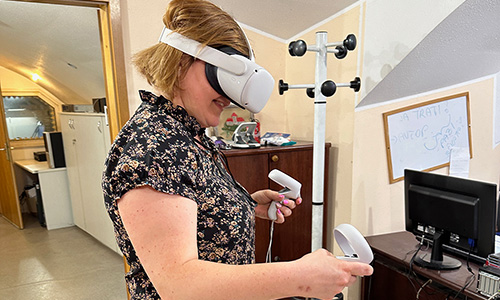 Navdušeno preizkušanje VR aplikacije po snemanju radijskega prispevka