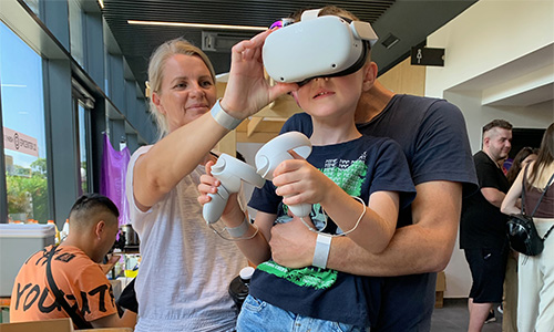 Tudi mlajši obiskovalci so preizkusili VR aplikacijo