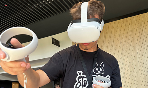 Naš bivši dijak in streamer Sparke med uporabo VR aplikacije