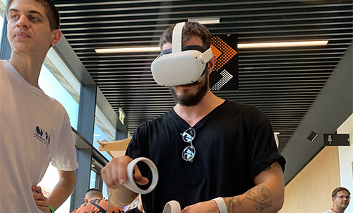 Influencer cehiboi med preizkušanjem VR aplikacije