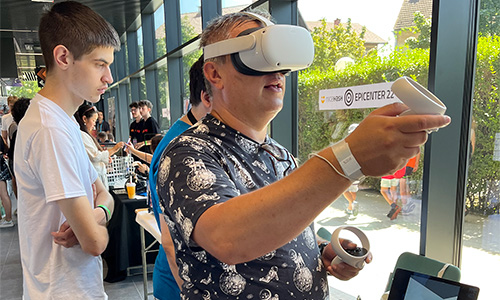 Tudi odrasli so z veseljem sestavljali računalnik v VR aplikaciji