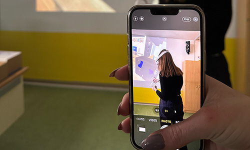 Ujeli smo trenutek, ko je dijakinja uporabljala aplikacijo