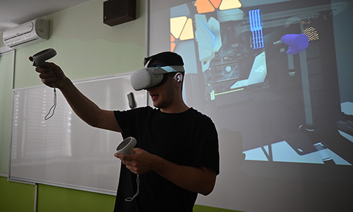 Dijak je v razredu pred sošolci sestavil računalnik