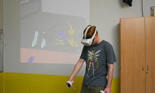 Adrian v navideznem svetu sestavlja računalnik