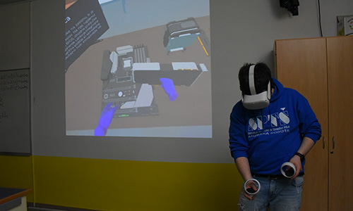 Mentor v navideznem svetu sestavlja računalnik