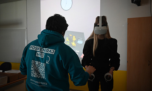 Napotki učitelja, ko je dijakinja preizkusila novo sobo