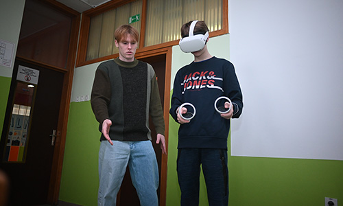 Adrian pomaga dijaku, ki se je prvič srečal z aplikacijo